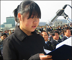 친구들에게 바치는 애도의 글을 읽고 있는 김예지양. 김양은 글을 낭독하는 내내 울음을 멈추지 못했다. 